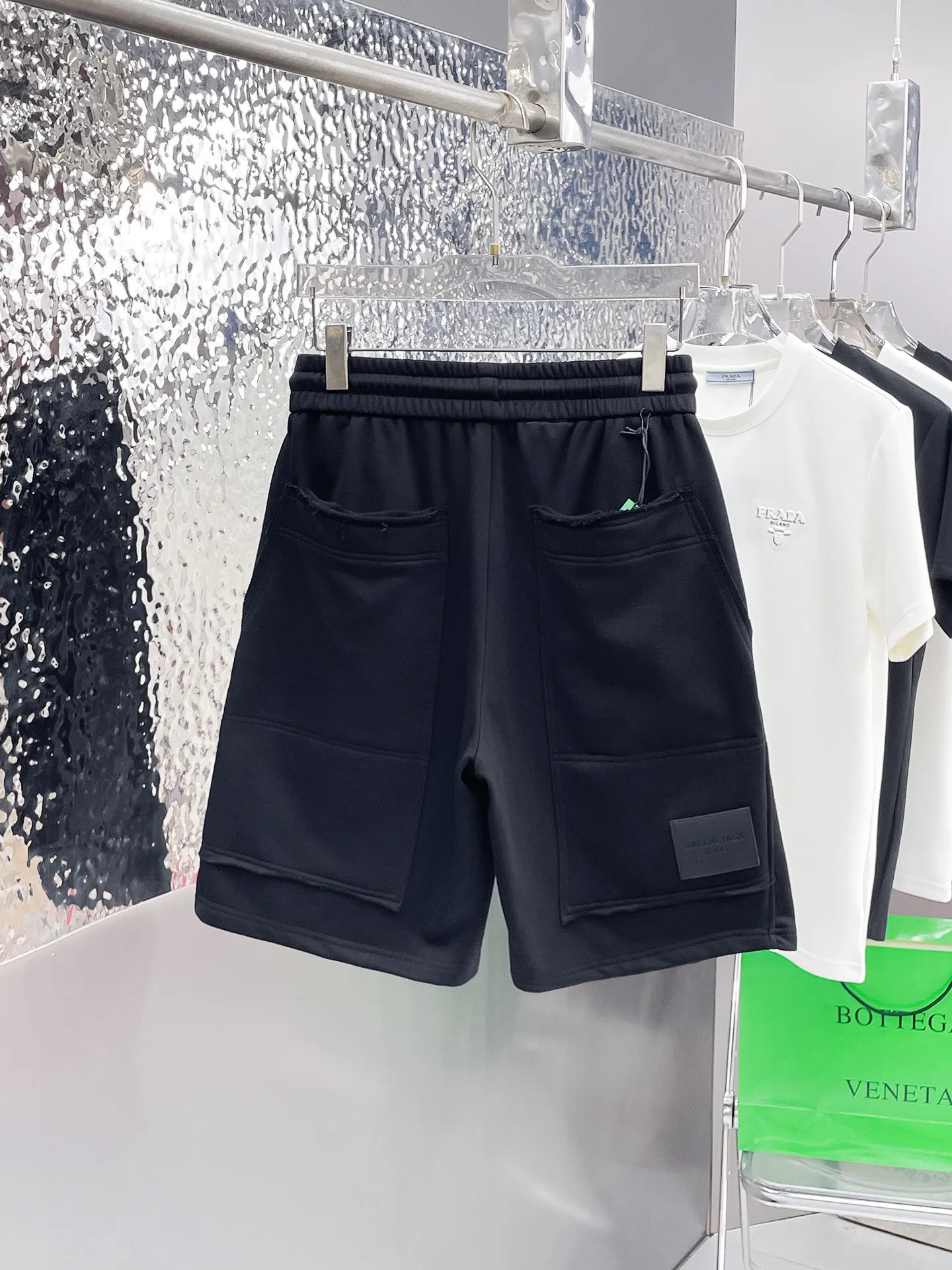 Balenciaga's three-standard complete 2026 summer New Arrival men's casual shorts, advanced custom-made Breathable fabric, Breathable fabric, extremely stretchy and comfortable, impeccable details, top-grade accessories, original logo design concept, delicate and soft feel! The upper body fit is awesome! Size: M-XXXL Please state your height and weight when ordering